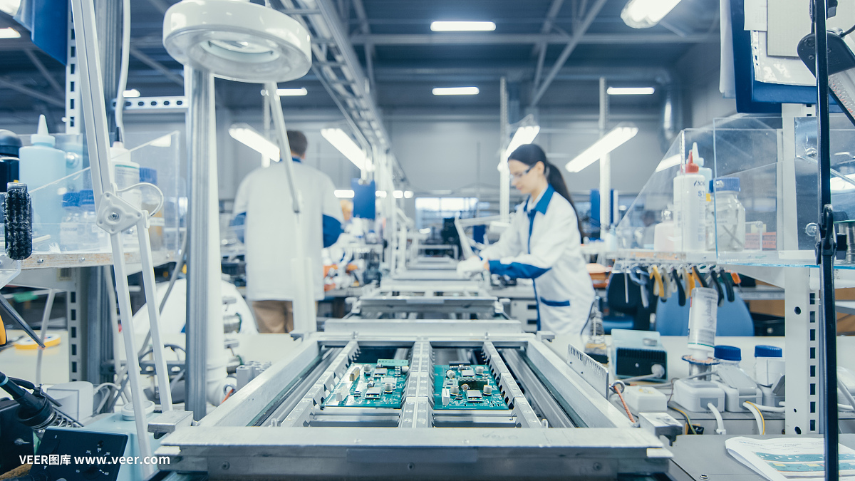 圖為電子廠工人在裝配線上手工組裝電路板。高科技工廠設施。